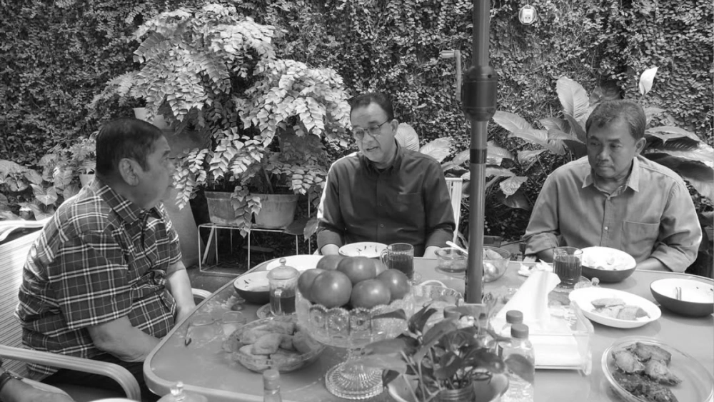 Anies Baswedan berbincang dengan Ki Anom Suroto di kediaman almarhum. [Instagram @aniesbaswedan]